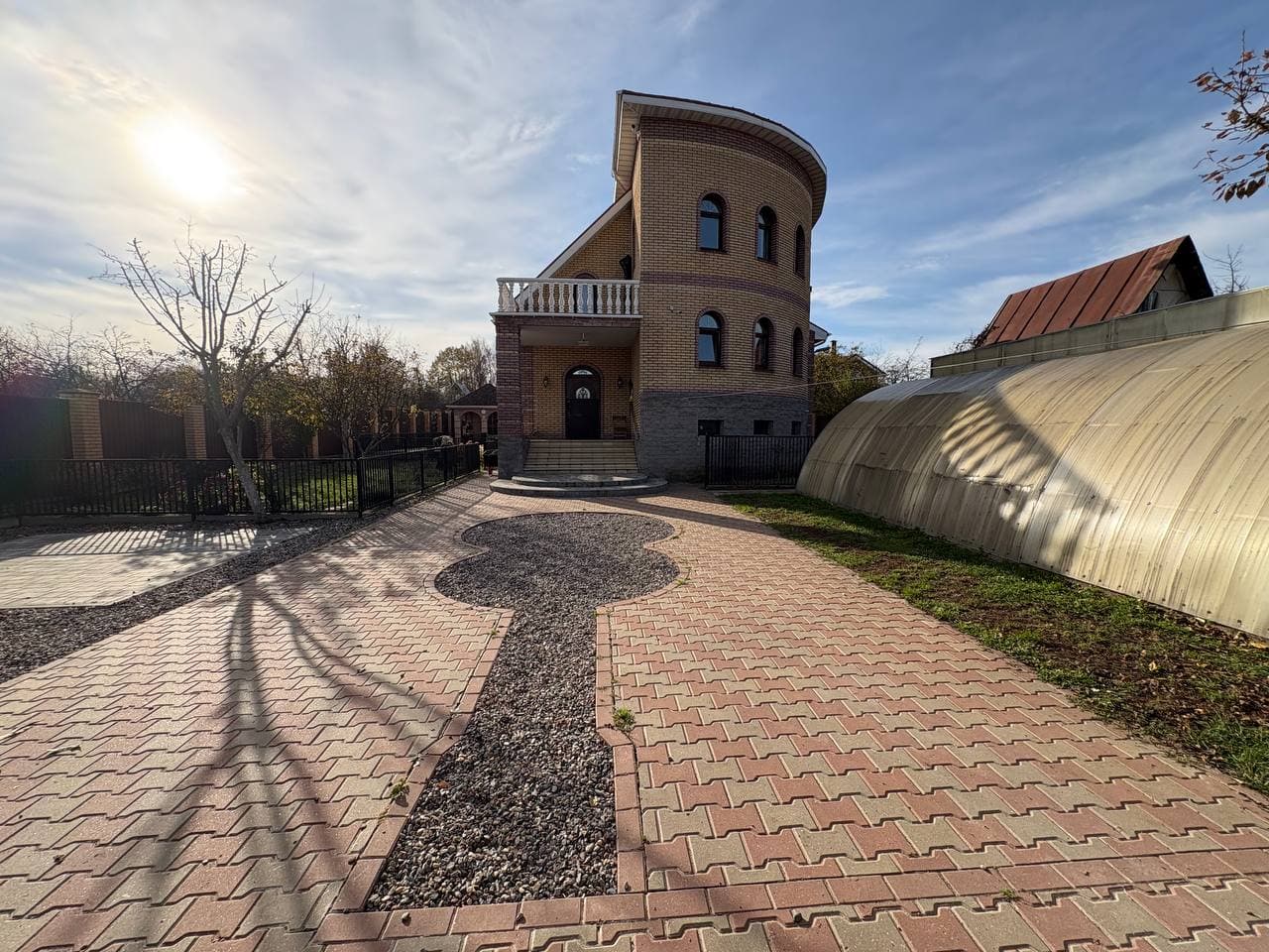 Дом передержки снаружи: двор и дорожка к крыльцу
